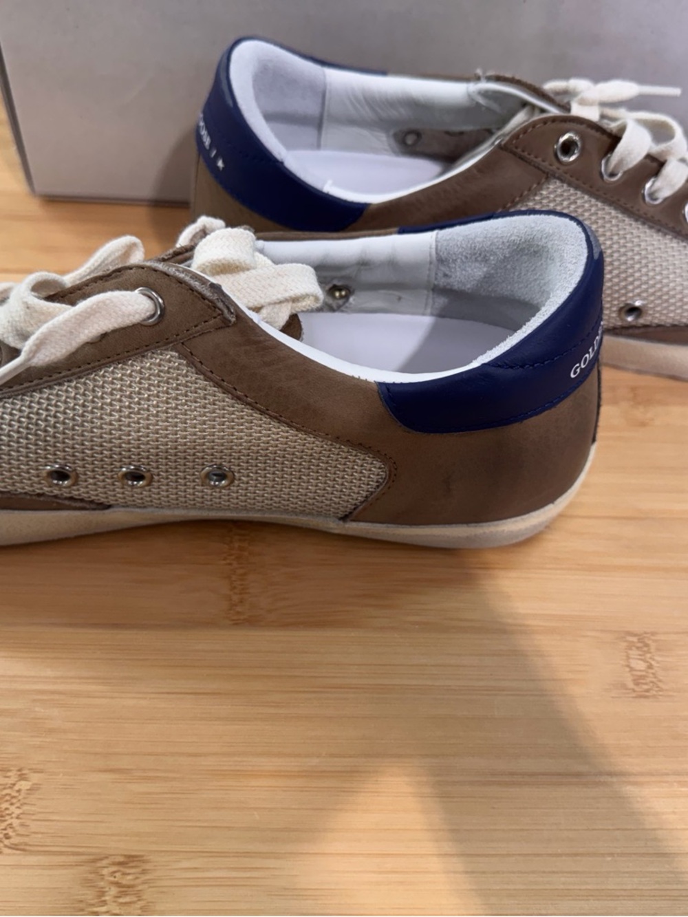 Golden Goose Box with Milk/Taupe/Dark Blue Label - Picture 4 of 9